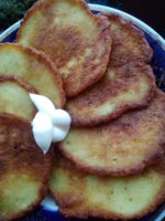 Драники со сметаной: история блюда, рецепт оладьев с луком и чесноком